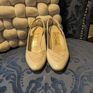 Vintage Salvatore Ferragamo Slingback Cream Colored Pointed Toe Heels Size 5